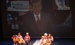 D'anciennes employées de l'usine Samsonite d'Hénin-Beaumont jouent au théâtre "On n'est pas que des valises" à Avion (nord) le 27 septembre 2016