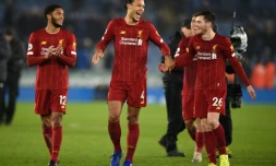 Les joueurs de Liverpool Joe Gomez (g), Virgil van Dijk (c) et Andrew Robertson heureux après leur victoire 4-0 à Leicester, le 26 décembre 2019