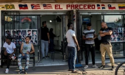Des HaĂŻtiens devant un salon de coiffure afro Ă Quilicura, prĂšs de Santiago, le 24 avril 2018