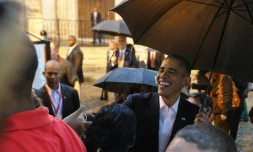 Barack Obama accueilli par des touristes et des Cubains à son arrivée le 20 mars 2016 à la cathédrale de La Havane