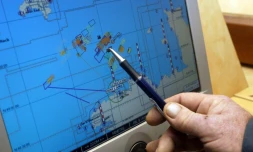 Le patron-pĂȘcheur Yvon Caroff indique le 19 dĂ©cembre 2006 sur une carte marine l'endroit oĂč il a repĂȘchĂ© un fĂ©mur appartenant au docteur Yves Godard