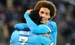 L'attaquant du Zenit Hulk félicité par son coéquipier Axel Witsel, le 20 octobre 2015 à Saint-Pétersbourg