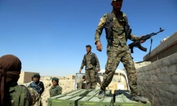 Des Forces démocratiques syriennes (FDS) déchargent des caisses de munitions fournies par la coalition dirigée par les États-Unis, dans un village au nord de Raqa le 7 juin 2017