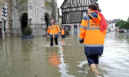 Des employés municipaux dans une rue inondée le 1er juin 2016 à Nemours