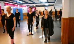 La ballerine centenaire Evelyn Cordero (à droite) observe ses élÚves, ùgées de 50 à 80 ans, au Conservatorio Danza Experimental de Santiago, le 19 mai 2026, au Chili