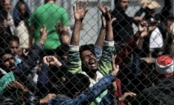 Des migrants pakistanais et afghan protestent dans le centre de détention de Mytilène, sur l'île grecque de Lesbos, le 5 avril 2016
