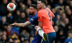 L'attaquant français de Chelsea, Olivier Giroud (g), aux prises avec le défenseur d'Everton, Michael Keane, lors du match de Premier League à Londres, le 8 mars 2020