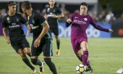 Le milieu français de Manchester City Samir Nasri (d) contrôle le ballon face au Real Madrid lors de la Coupe des champions, le 26 juillet 2017 à Los Angeles