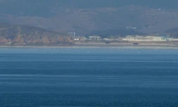 Vue générale de la cÎte nord-coréenne avec des casemates d'artillerie depuis l'ßle sud-coréenne de Yeonpyeong, le 6 janvier 2024