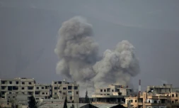 De la fumée s'élève au-dessus de la ville de Misraba, dans la partie rebelle de la Ghouta orientale, après des bombardements du régime, le 10 mars 2018