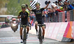 Esteban Chaves vainqueur de la 6e étape du Tour d'Italie devant son équipier Simon Yates (bras levés) à l'Etna, le 10 mai 2018
