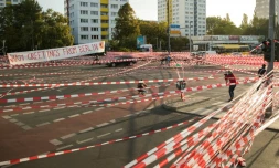 Des militants écologistes bloquent le trafic automobile sur le pont Jannowitz à Berlin le 20 septembre 2019
