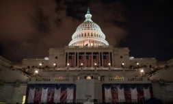 Drapeaux et pupitre sont en place au Capitole pour la cérémonie d'investiture de Joe Biden mercredi