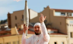 Le rappeur Jul brandissant la flamme sur le Vieux-Port Ă Marseille, le 8 mai 2024