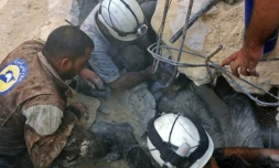 Jameel Mustafa Habboush, reçoit des soins des Casques Blancs qui tentent de l'extraire des ruines après des bombardements aériens sur le quartier Fardous contrôlé par les rebelles dans la ville d'Alep, le 11 octobre 2016