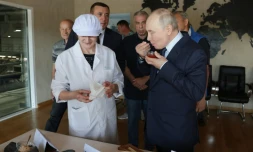 Photo de l'agence russe Sputnik montrant le président russe Vladimir Poutine goûtant du caviar lors d'une visite à l'usine de transformation du poisson Yasny, à Itouroup, dans l'archipel des îles Kouriles, disputé avec le Japon, le 13 août 2026