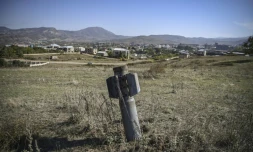 Un missile BM-30 Smerch n'ayant pas explosé à la périphérie de Stepanakert, capitale de la région séparatiste du Nagorny Karabakh, le 12 octobre 2020
