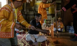 Photo fournie par Luke Duggleby, prise le 10 décembre 2025 et transmise à l'AFP le 25 février 2026, montrant le chef religieux Jaha Satae (c,d), procédant à une cérémonie de purification sur Jawa Jabo (chemise noire), dans le village de Mae Haeng, à Chiang Mai, en Thaïlande