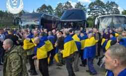 Photo prise et publiée par le Siège de coordination pour le traitement des prisonniers de guerre, le 23 mai 2025, montrant des prisonniers de guerre ukrainiens après leur échange contre des prisonniers russes