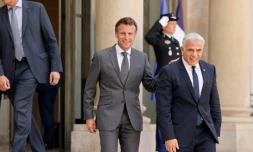 Le président français Emmanuel Macron (à droite) et le Premier ministre israélien Yaïr Lapid (à gauche) aprÚs un entretien au palais présidentiel de l'Elysée, à Paris, le 5 juillet 2022