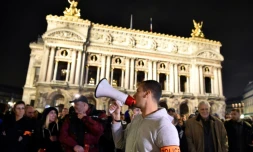 Un officier de police s'adresse à ses collègues réunis devant l'opéra Garnier à Paris, le 24 octobre 2016