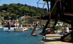 Des touristes débarquent sur l'ßle de Sazan, en Albanie, le 30 juillet 2024