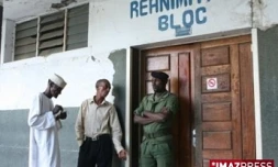 Mercredi 1er juillet 2009 -

Le frère de Bahia Bakari (au centre de la photo) vient rendre visite à sa s?ur à l'hôpital El-Maarouf de Moroni