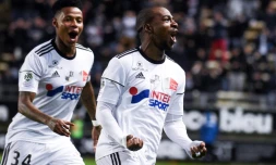 Le milieu offensif d'Amiens Gael Kakuta (d) exulte après avoir ouvert la marque dès la 3e minute contre Dijon, le 28 novembre 2017, à Amiens