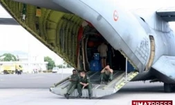Mercredi 1er juillet 2009 -

Le transall de l'armée de l'air française débarque le matériel de secours sur la piste de l'aéroport de Moroni