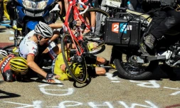 Un groupe de coureurs, dont Chris Froome, piégés par une chute sur les pentes du Mont Ventoux, le 14 juillet 2016
