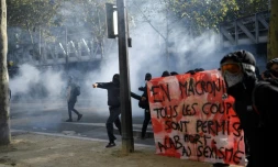 Affrontements entre des manifestants cagoulés et la police pendant une manifestation contre les réformes du droit du travail à Paris le 21 septembre 2017 