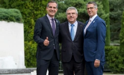 L'Américain Casey Wasserman (d), président du comité de candidature de Los Angeles aux JO-2024, lors de la visite du Musée olympique à Lausanne, le 10 juillet 2017