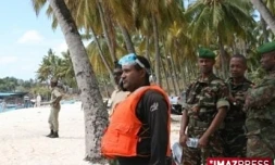 Moroni - jeudi 2 juillet 2009 -
Les secouristes plongeurs au centre de recherches installé sur la plage du Galawa