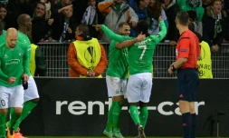 L'attaquant de Saint-Etienne Jean-Christophe Bahebeck, buteur décisif, avec Oussama Tannane contre Bùle, le 18 février 2016 à Geoffroy-Guichard