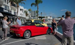Des amateurs prennent une Ferrari en photo, le 21 novembre 2015 près de Marbella