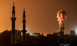 Un panache de fumée s'élève   lors d'un bombardement israélien sur la ville de Rafah, dans le sud de la bande de Gaza, le 6 février 2024 