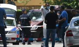 La police scientifique dans une zone sécurisée autour de l'ambassade d'Israël à Belgrade, aprÚs une attaque terroriste, le 29 juin 2024 en Serbie