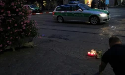 Fleurs et des bougies en hommage aux victimes d'une attaque meurtrière dans le centre-ville de Wuerzburg, dans le sud de l'Allemagne, le 25 juin 2021
