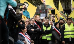 Le député Jean-Luc Mélenchon (LFI) en compagnie d'autres parlementaires, lors de la manifestation en soutien aux Kurdes de Syrie, samedi à Paris