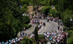 Le peloton lors de la 10e étape du Tour de France entre Annecy et Le Grand-Bornand, dans les Alpes, le 17 juillet 2018