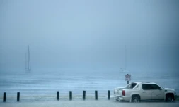 Une voiture stationnée à Panama City (Floride) le 10 octobre 2018, avec la mer qui envahit le parking avant l'arrivée de l'ouragan Michael