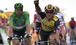 Le coureur de la Jumbo Dylan Groenewegen vainqueur de la 7e étape du Tour de France à Chalon-sur-SaÎne, le 12 juillet 2019