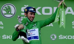 Le Britannique Mark Cavendish savoure sa victoire sur le podium de la 10e étape du Tour de France, disputée entre Albertville et Valence, le 6 juillet 2021