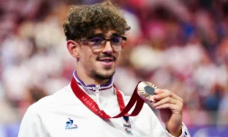 Le Français Alexandre Leauté sur le podium de l'épreuve du contre-la-montre C1-3 1000 m hommes lors des Jeux paralympiques de Paris 2024, au vélodrome national de Saint-Quentin-en-Yvelines, le 31 août 2024