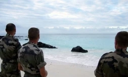 Des militaires français, intégrés au dispositif de secours, sur la plage de Galawa en Grande Comore