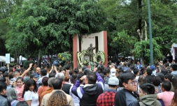 Fans de José José devant sa statue dans la ville de Mexico, le 28 septembre 2019