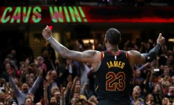 La star des Cavaliers LeBron James après avoir marqué le panier de la victoire face à Toronto lors du match 3 en play-offs, le 6 mai 2018 à Cleveland