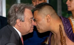 Le secrétaire général de l'ONU Antonio Guterres est en Nouvelle-Zélande avant de se rendre notamment à Fidji, dans le cadre d'une tournée destinée à parler des défis liés au changement climatique. Dans cette photo du 12 mai 2019, à Auckland, M. Guterres participe à une cérémonie d'accueil Maori.