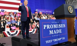 Le président américain Donald Trump devant des militants républicains le 10 mars 2018 à Moon Township (Pennsylvanie) 