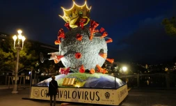 Une sculpture créée par des carnavaliers Ă Nice, oĂč le dĂ©filĂ© de chars a Ă©tĂ© annulĂ© cette annĂ©e, le 17 fĂ©vrier 2021